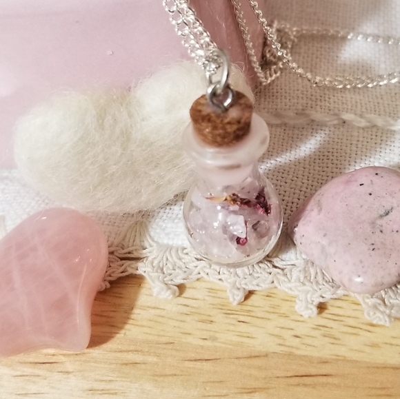 Heart-Shaped Trinket Box with Rose Quartz Heart, Necklace & More - Picture 4 of 4